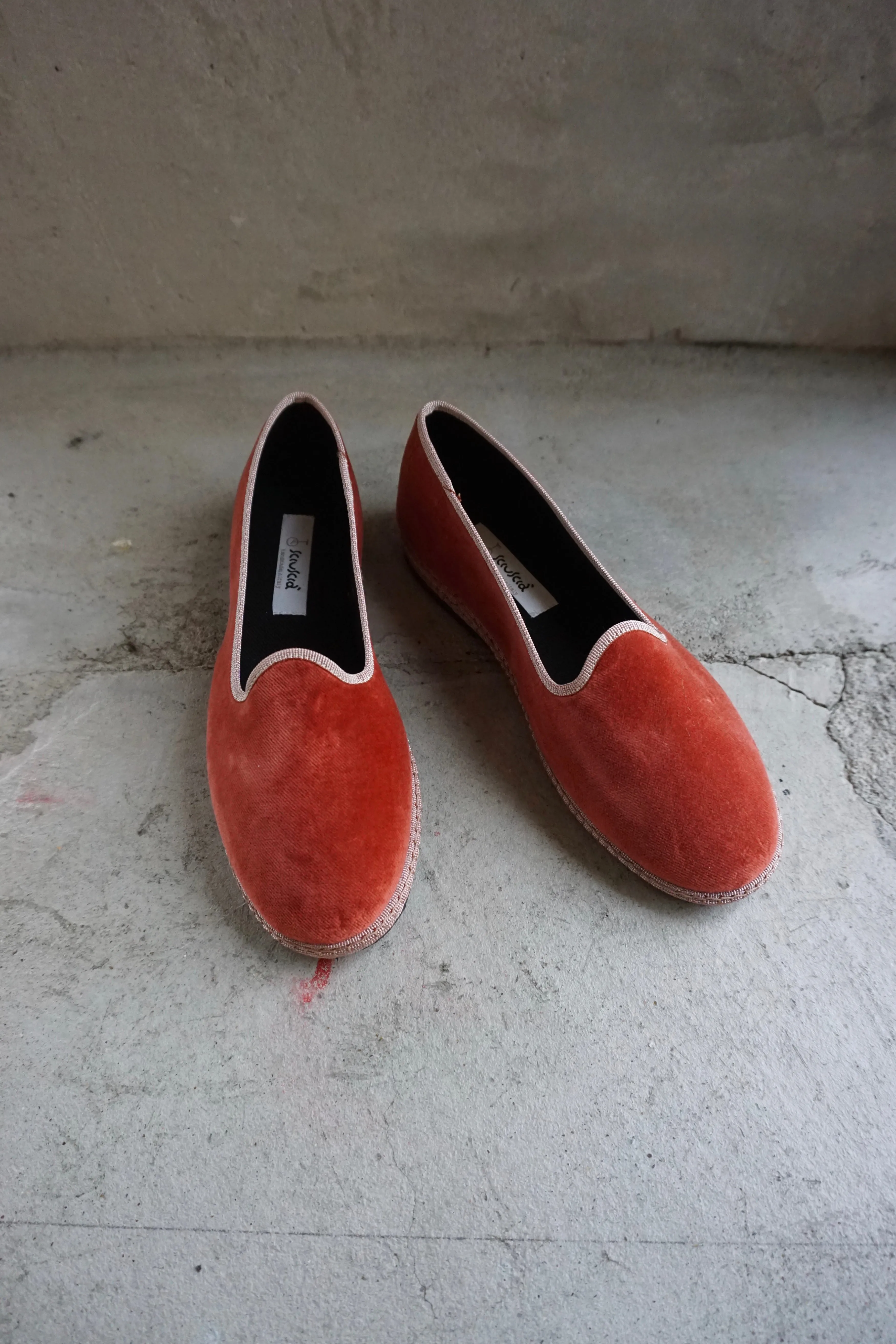 Sciuscia / TRAGARA-MARRON × ROSE PINK
