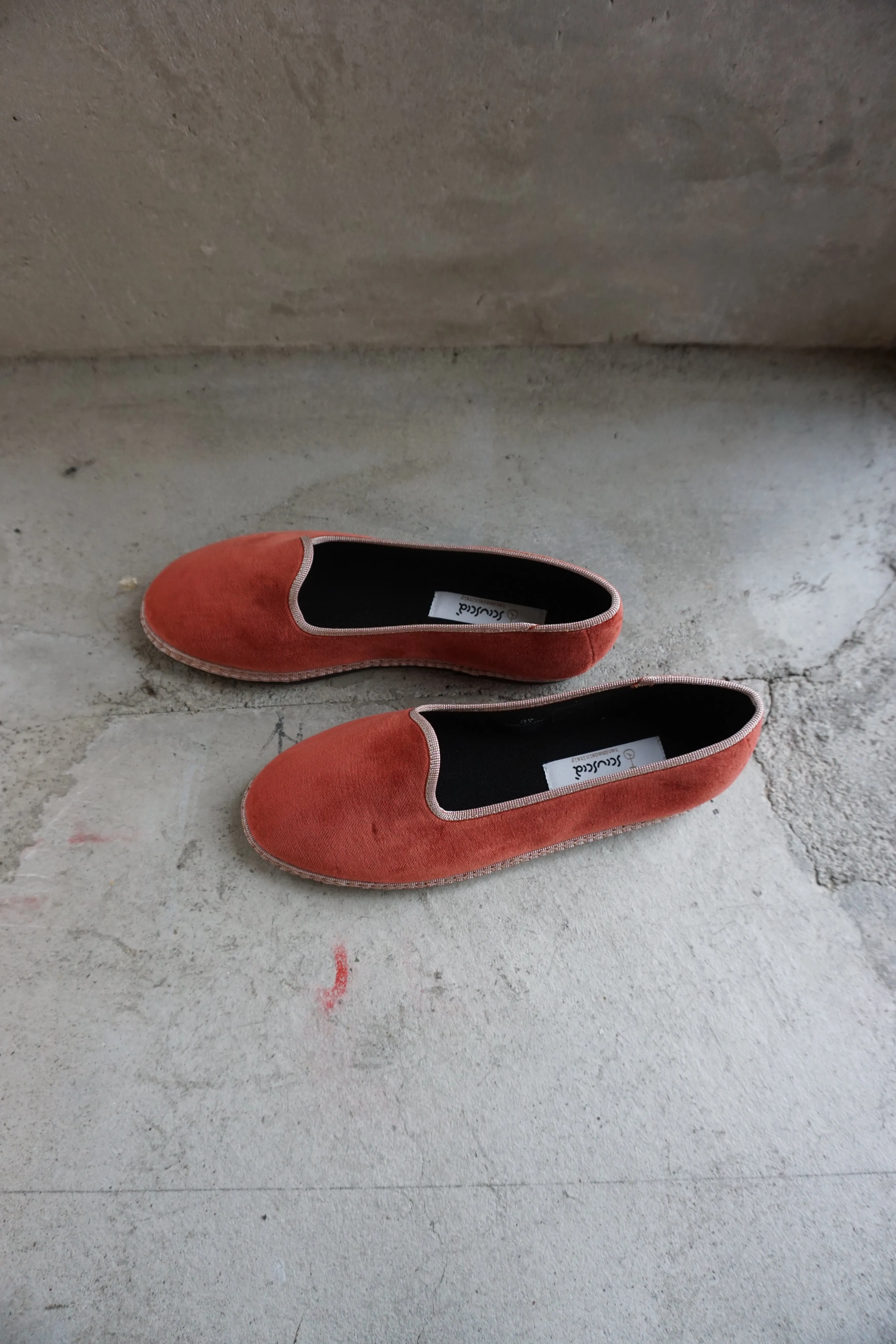 Sciuscia / TRAGARA-MARRON × ROSE PINK