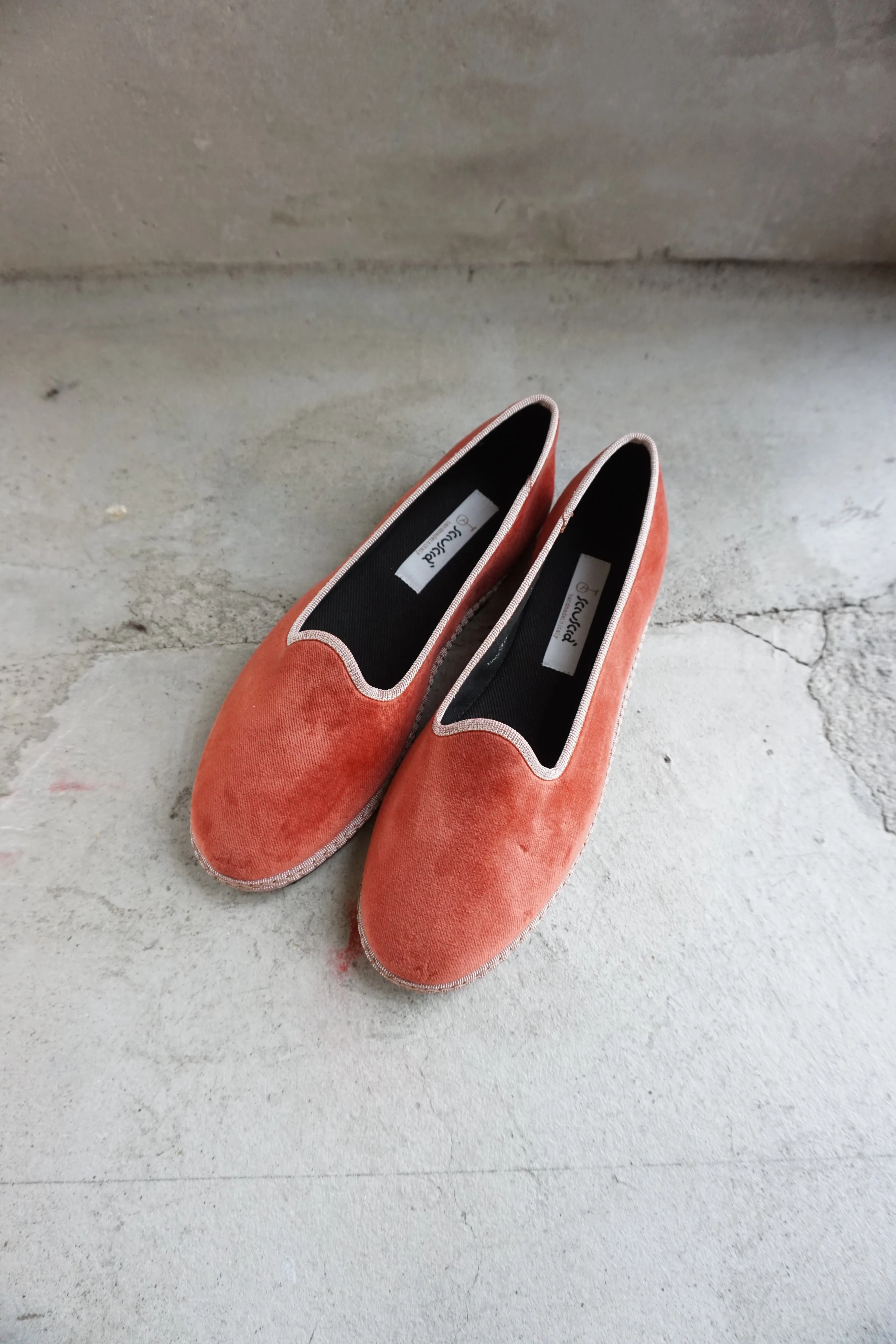 Sciuscia / TRAGARA-MARRON × ROSE PINK