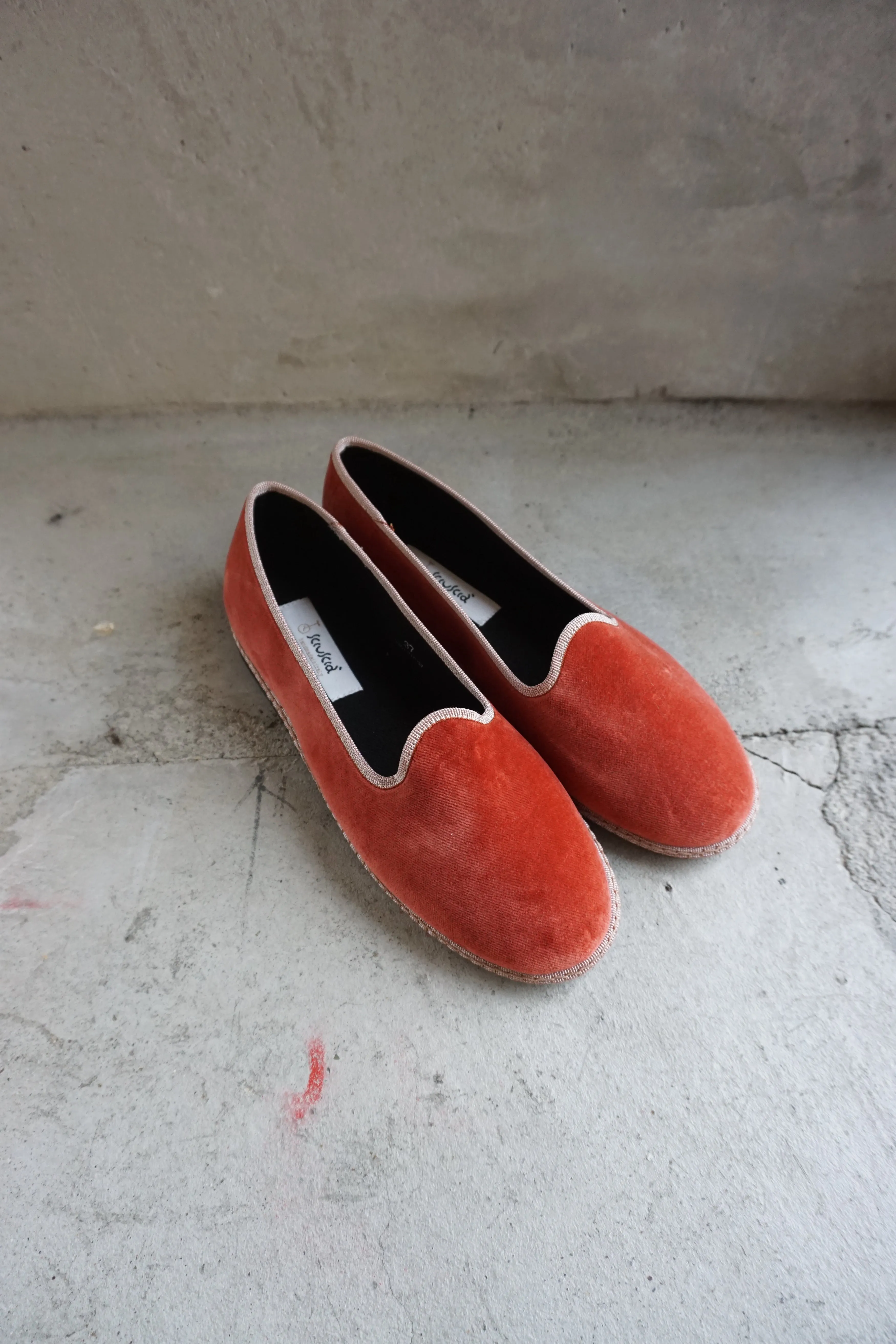Sciuscia / TRAGARA-MARRON × ROSE PINK